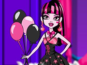 Play Delicate Dracula Dress Up